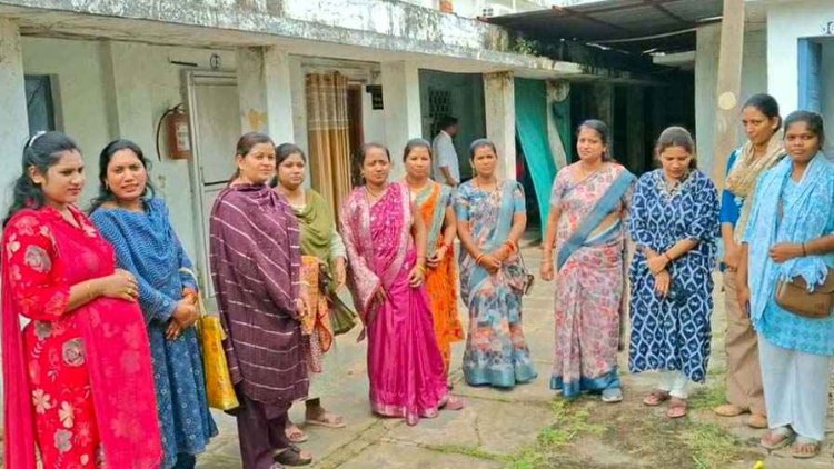 आत्मानंद स्कूल के 11 शिक्षाकर्मियों की गई नौकरी, डीईओ ऑफिस में हंगामा, महिला टीचर बेहोश, शिक्षिका- एक साल से नहीं मिला वेतन