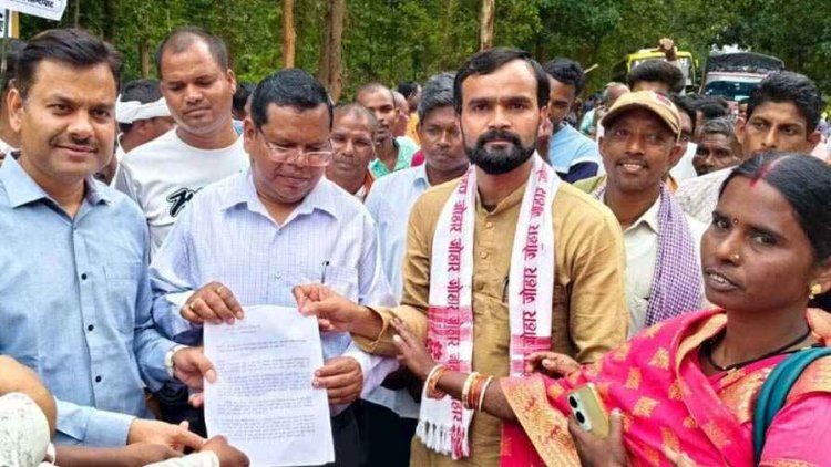 धान खरीदी केंद्र की मांग को लेकर जिला पंचायत सदस्य संजय नेताम के नेतृत्व में नेशनल हाईवे 130C में 4 घंटे तक चक्काजाम, फंसे रहे सैकड़ो वाहन