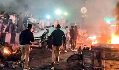 दिल्ली में लाल किले के पास I-20 कार में हुआ बम धमाका, विस्फोट में 10 लोगों की मौत, 20 घायल, टूटे पुर्जों से तलाशा जा रहा गाड़ी नंबर