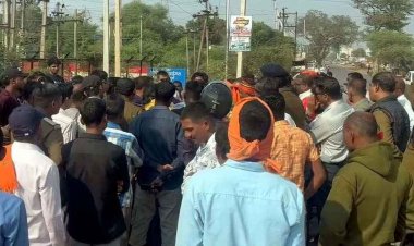 ट्रांसफार्मर ठीक करते कर्मचारी की करंट लगने से मौत, ग्रामीणों ने किया चक्काजाम, लगाया लापरवाही का आरोप, जांच के आदेश जारी