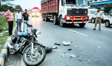 खड़ी ट्रक सें टकराई बाइक, ग्रामीण की मौके पर मौत, इधर ट्रेलर ने बुलेट को मारी टक्कर, बाप-बेटे की हालत नाजुक, ड्राइवर पर मामला दर्ज