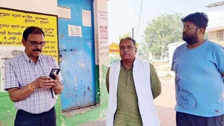 गरियाबंद राशन दुकान का औचक निरीक्षण, बंद मिली राशन दुकान, मचा हड़कंप, खाद्य आयोग के अध्यक्ष ने दिये 6 दिन दुकान खोलने के निर्देश