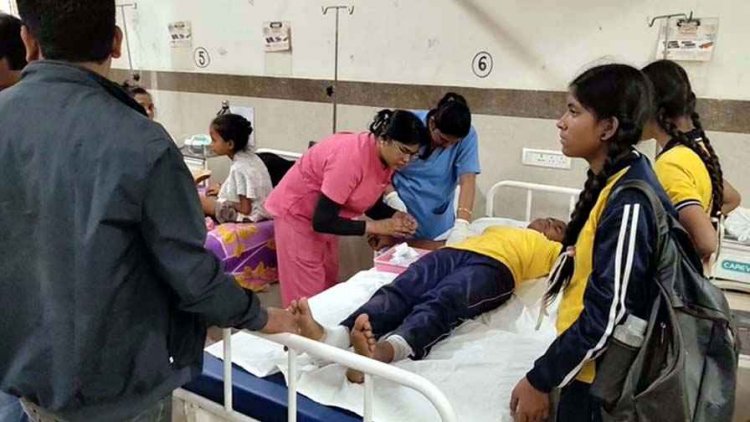 दर्जन भर स्कूली बच्चों से भरा ऑटो सड़क में मवेशियो को बचाने की कोशिश में अनियंत्रित होकर पलटा, दो बच्चे गंभीर रुप से घायल