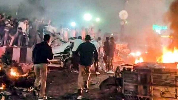 दिल्ली में लाल किले के पास I-20 कार में हुआ बम धमाका, विस्फोट में 10 लोगों की मौत, 20 घायल, टूटे पुर्जों से तलाशा जा रहा गाड़ी नंबर