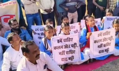 स्कूली छात्राओं ने तख्तियां लेकर लगाए नारे- “हमें चाहिए कलम व पट्टी, नहीं चाहिए दारु भट्टी”, सरकारी शराब दुकान के खिलाफ ग्रामीणों ने जताया आक्रोश