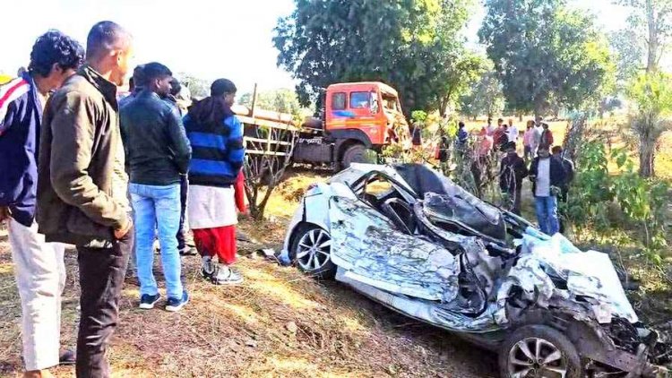 कार-ट्रेलर की आमने-सामने जोरदार टक्कर, मेला देखकर लौट रहे 5 दोस्तों की मौत, कार के उड़े परखच्चे, चालक और क्लीनर दोनों फरार