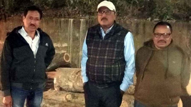 नवापारा में बड़ा एक्शन, प्रतिबंधित 32 अर्जुन लकड़ी के गोले जप्त, राजस्व विभाग ने की कार्रवाई, मौके पर पहुंचे नायब तहसीलदार, मचा हड़कंप