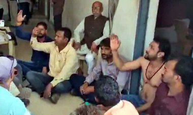 तहसील कार्यालय के सामने अर्धनग्न होकर प्रदर्शन और नारेबाजी, पूर्व जनपद सभापति बताकर महिला तहसीलदार को धमकाने का आरोप