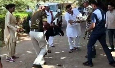 ठेकेदार ने कलेक्ट्रेट में की आत्मदाह की कोशिश, खुद पर उड़ेला पेट्रोल, कहा- साल भर से नहीं मिला भवन निर्माण का पैसा, मंत्री का दबाव!