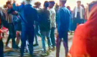 बेलतरा महोत्सव में नाच को लेकर दो गुटों के बीच जमकर चले लात-घुसे और बेल्ट, वीडियो हो रहा वायरल, सुरक्षा व्यवस्था की खामियां उजागर