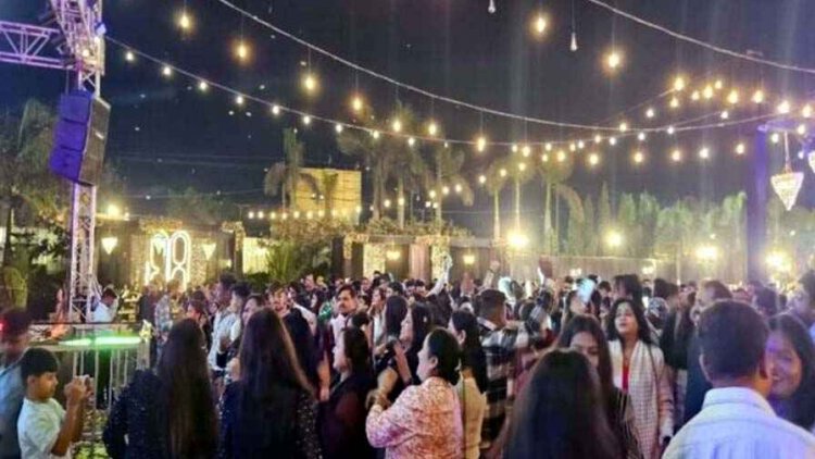छत्तीसगढ़ में न्यू-ईयर का जश्न, रात 10:30 के बाद भी बजते रहे DJ, होटल-क्लबों में थिरके लोग, हादसे में एक युवक की मौत, परिवार में पसरा मातम