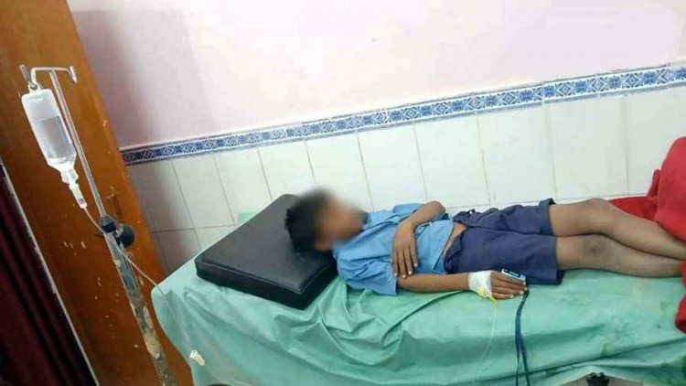 सरकारी स्कूल में प्रार्थना के दौरान एक-एक कर बेहोश होने लगे बच्चे, 17 स्टूडेंट बीमार, 1 की हालत नाजुक, किया रेफर, गांव में मचा हड़कंप