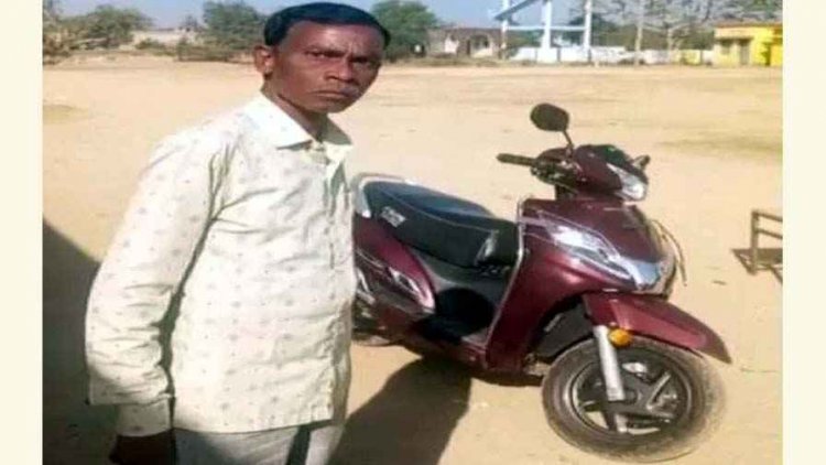 शराब के नशे धुत होकर स्कूल पहुंचा सहायक शिक्षक, वीडियो वायरल होने के बाद  DEO ने किया सस्पेंड, इधर रिश्वत मांगने वाला कांस्टेबल निलंबित