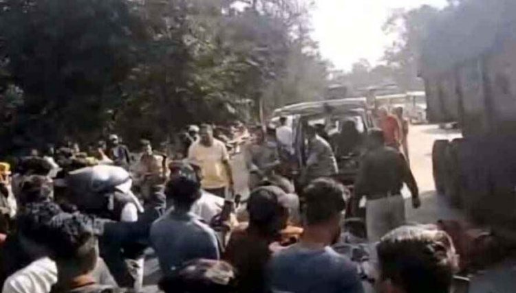 दर्दनाक सड़क हादसा, ओवरटेक के दौरान तेज रफ्तार ट्रेलर की चपेट में आए बाइक सवार दो युवक, दोनों की मौके पर मौत, पसरा मातम