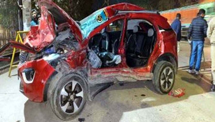दिल दहला देने वाला हादसा, शराब पार्टी कर घूमने निकले 4 दोस्त, ब्रेक लगाते ही टर्न होकर हाईवा से टकराई कार, युवक-युवती की मौत, 1 घायल
