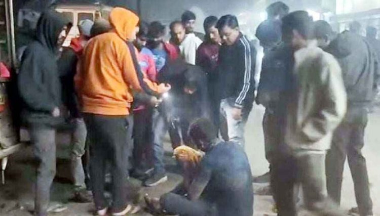 शराब दुकान के पास सक्रिय पॉकेटमारी गैंग का खुलासा, एक को पकड़कर लोगों ने लगाई मार. किया पुलिस के हवाले, तीन आरोपी फरार, तलाश जारी