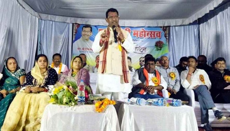 पटेल समाज द्वारा आयोजित शाकम्भरी महोत्सव में शामिल हुए विधायक रोहित साहू, जेसीबी से पुष्पवर्षा, सब्जियों से तौलकर MLA का अभिनंदन