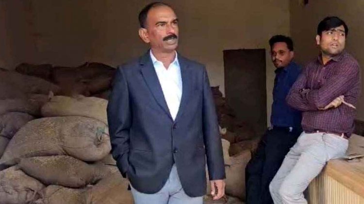 जिला प्रशासन की टीम ने भाजपा के पूर्व मंडल अध्यक्ष के घर मारा छापा, नेता सुनील गुप्ता ने दी धमकी, 400 से ज्यादा बोरी धान जब्त