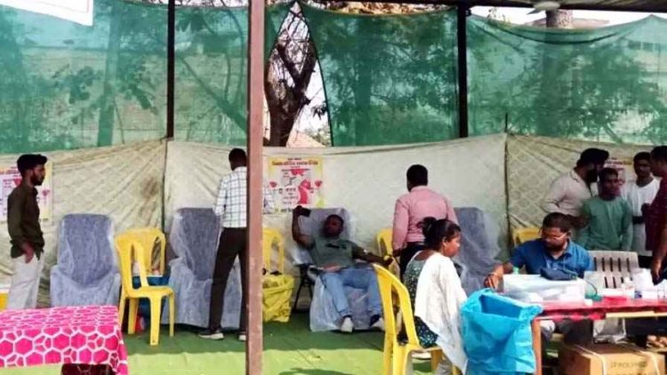बिना अनुमति के गांव में संचालित किए जा रह ब्लड डोनेशन कैंप पर स्वास्थ्य विभाग ने दबिश देकर की सख्त कार्रवाई, 7 यूनिट रक्त किया जब्त