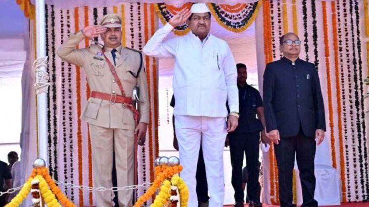 गरियाबंद और रायपुर समेत देश भर में हर्षाेल्लास के साथ मनाया गया गणतंत्र दिवस, राष्ट्रीय ध्वज फहरा कर ली परेड की सलामी, फहराया तिरंगा