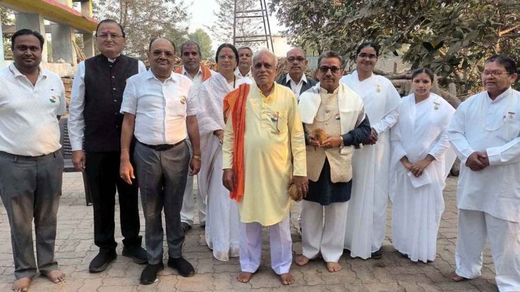 नवापारा नगर के मुक्तिधाम परिसर में गणतंत्र दिवस पर ध्वजारोहण कर किया राष्ट्रगान, संविधान के मूल्यों को अपनाने का लिया संकल्प