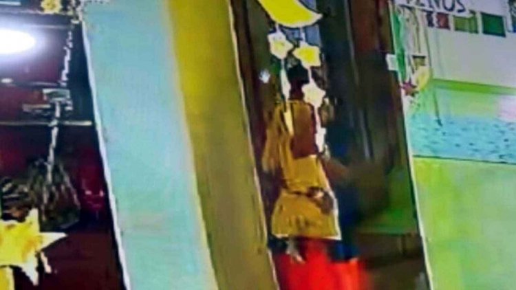 रायपुर के इस स्कूल में बच्चों के साथ अमानवीयता, यूनिफॉर्म न पहनने पर कमरे में किया गया बंद, 3 वर्षीय बच्ची से मारपीट, वीडियो वायरल