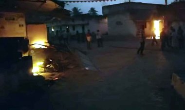पुरानी रंजिश बनी खूनी संघर्ष, 2 पक्षों में झड़प, पथराव में पुलिस-जवान घायल, हमलावरों ने घरों में लगाई आग, कई वाहन फूंके, गांव छावनी में तब्दील