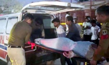 तेज रफ्तार ट्रक की चपेट में आने से बाइक सवार युवक की दर्दनाक मौत, दिल दहला देने वाला वीडियो आया सामने, आरोपी की तलाश जारी