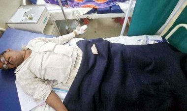 कलेक्टरेट में आत्मदाह की कोशिश, सामाजिक बहिष्कार से परेशान व्यक्ति ने खुद पर डाला मिट्टी तेल, मचा हड़कंप, पुलिस और कर्मचारियों ने बचाई जान