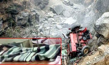 तेज रफ्तार और ढलान बनी काल, 60 फीट गहरी खाई में गिरा ट्रैक्टर, ड्राइवर की दर्दनाक मौत, 5 नाबालिग घायल, एक बच्चे की हालत नाजुक
