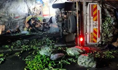 पुल पर भीषण सड़क हादसा, हाइवा-पिकअप की टक्कर में ड्राइवर और हेल्पर की मौत, एक घायल, कड़ी मशक्कत के बाद निकाला गया हाइवा चालक