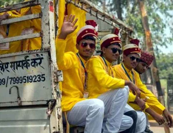 मुख्यमंत्री कन्या विवाह योजना के कार्यक्रम में दूल्हे बने ‘सामान’, मालवाहक गाड़ियों में ठूंसकर पहुंचाई गई बारात, आयोजन की व्यवस्था पर उठ रहे सवाल