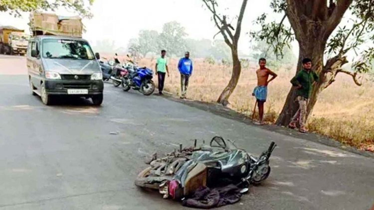 तेज रफ़्तार ट्रेलर बाइक सवार युवक को कुचला, मौके पर मौत, स्कूल के पास हादसे के बाद नाराज ग्रामीणों ने 5 घंटे तक किया चक्काजाम