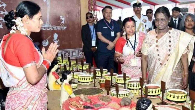 राष्ट्रपति द्रौपदी मुर्मू ने बस्तर पंडुम 2026 में आदिवासी कला प्रदर्शनी का किया अवलोकन, ढोकरा शिल्प से लेकर चापड़ा चटनी की ली जानकारी