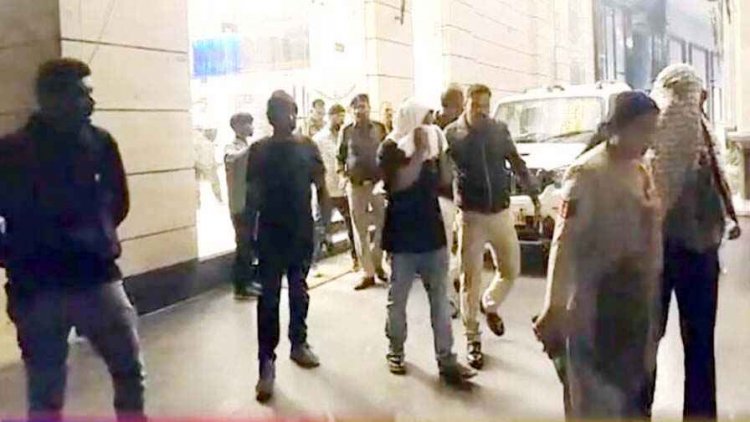 होटल ट्रिनिटी के सनराइज स्पा एंड सैलून में SEX रैकेड का भंडाफोड़, 3 महिलाएं संचालक और होटल मैनेजर गिरफ्तार, इलाके में मचा हड़कंप