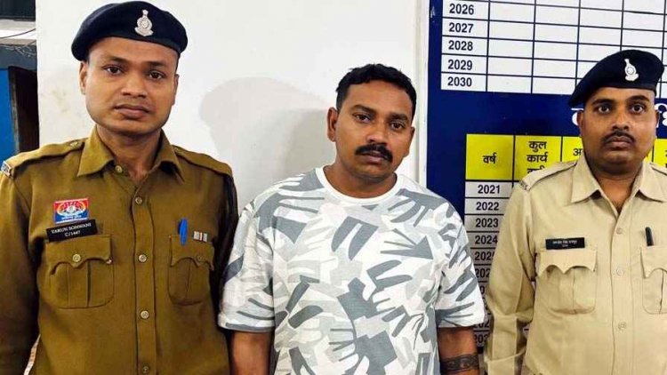 रायपुर में मंदिर के पीछे आरक्षक हेरोइन समेत गिरफ्तार, पुलिस ने NDPS एक्ट में हिमांशु बर्मन के खिलाफ किया FIR दर्ज, महकमे में मचा हड़कंप