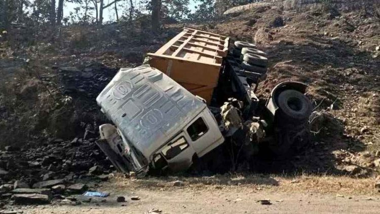 कोयले से लदा ट्रेलर अनियंत्रित होकर घाटी में पलटा, ड्राइवर और हेल्पर की  मौत, मची अफरा-तफरी,  गड्ढों से भरी जर्जर सड़क बनी हादसे की वजह