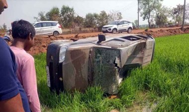 कोपरा-पोखरा नवनिर्मित सड़क पर अनियंत्रित होकर पलटी तेज रफ्तार इको कार, चार युवक घायल, एक गंभीर, नशा बनी हादसे की वजह!