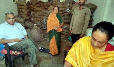 राजिम में खाद्य आयोग के अध्यक्ष संदीप शर्मा का औचक निरीक्षण, उचित मूल्य दुकान में मिली ये अनियमितता, तत्काल कार्रवाई करने के निर्देश