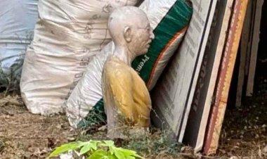 सरकारी दफ्तर में कचरे के साथ पड़ी मिली राष्ट्रपिता महात्मा गांधी की प्रतिमा, लोगों में भारी आक्रोश, प्रशासनिक संवेदनहीनता पर उठ रहे सवाल, बना चर्चा का विषय