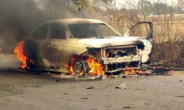 राजिम-फिंगेश्वर मार्ग पर चलती कार में लगी भीषण आग, धू-धू कर जली कार, चालक ने कूदकर बचाई जान, अफरा-तफरी का माहौल, टला बड़ा हादसा