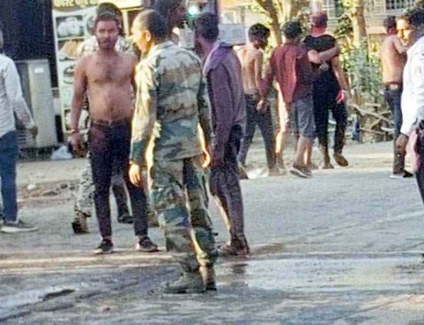 डीजे पर डांस करते भिड़े युवकों के दो गुट, होली पर तनाव का माहौल, मौके पर पहुंची पुलिस बल ने संभाला मोर्चा, नशा बनी विवाद की वजह?