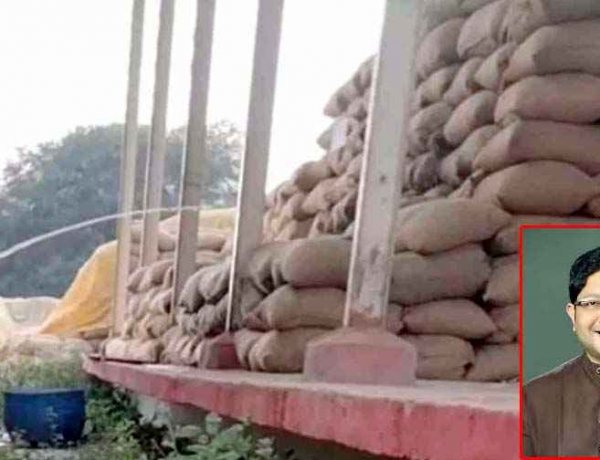 धान की बोरियों में पानी डालने का खेल उजागर,  ग्रामीणों ने पकड़ा रंगे हाथ, वीडियो वायरल, समिति के 4 कर्मचारी बर्खास्त, चार कर्मचारियों पर FIR