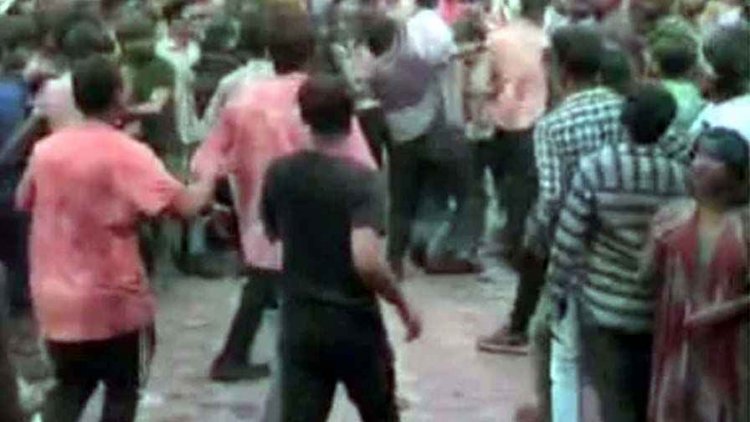 गुरु घासीदास सेंट्रल यूनिवर्सिटी में होली मिलन समारोह पर जमकर बवाल, छात्रों ने एक-दूसरे को दौड़ा-दौड़ा कर पीटा, मारपीट का वीडियो वायरल