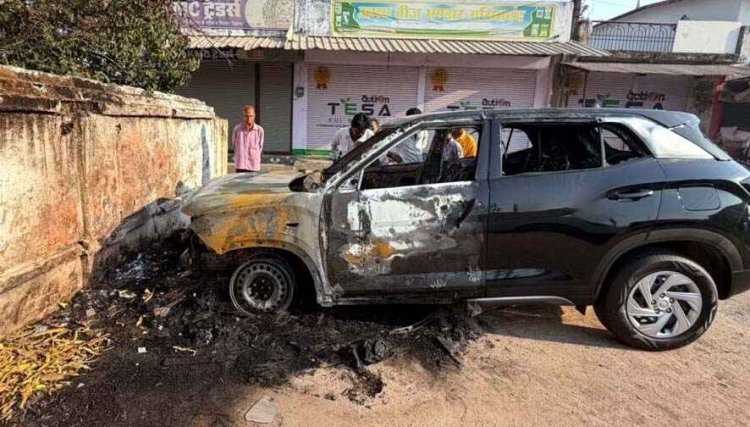 आधी रात गांधी मैदान में धधकी एल.आई.सी. प्रबंधक की क्रेटा, 1:30 बजे लगी आग, कार जलकर खाक. टायर फटने से दहशत का माहौल, कारण बना रहस्य