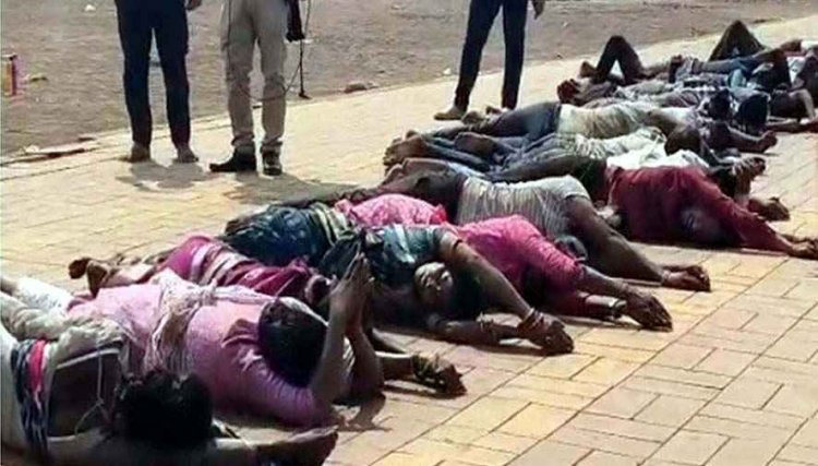 डीएड अभ्यर्थियों का अनोखा प्रदर्शन, 81वें दिन सड़कों पर लेटे डीएड अभ्यर्थी, दंडवत प्रणाम करते नियुक्ति की मांग लेकर विधानसभा घेरने से पहले पुलिस का पहरा