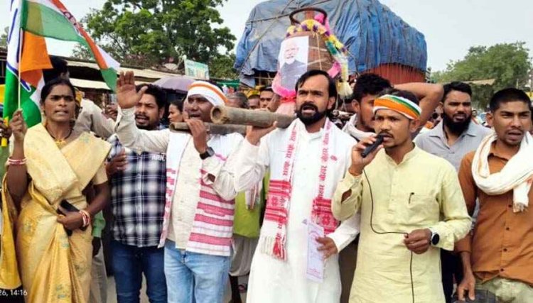 मैनपुर में रसोई गैस किल्लत को लेकर कांग्रेस द्वारा शवयात्रा निकाल प्रदर्शन, नाले की गैस से चाय बनाने की कोशिश, लगी भारी भीड़, महंगाई पर भाजपा सरकार को घेरा