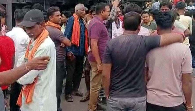 तेज रफ्तार ट्रक ने बाइक सवार 3 युवकों को कुचला, काम पर जा रहे तीनो दोस्तों की मौके पर मौत, टक्कर के बाद पलटा वाहन, 4 घंटे तक चक्काजाम
