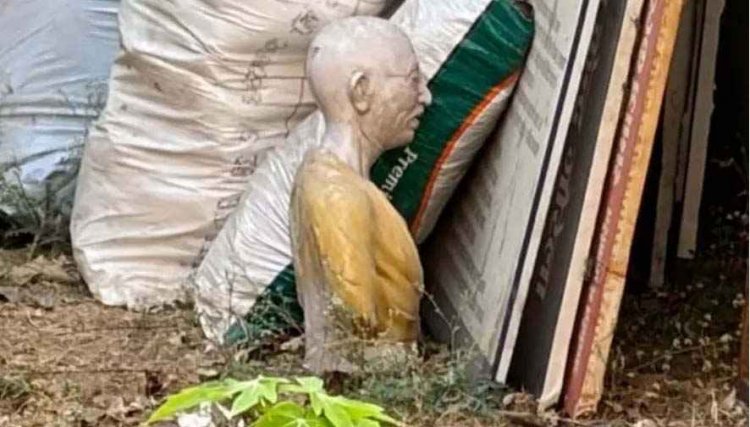 सरकारी दफ्तर में कचरे के साथ पड़ी मिली राष्ट्रपिता महात्मा गांधी की प्रतिमा, लोगों में भारी आक्रोश, प्रशासनिक संवेदनहीनता पर उठ रहे सवाल, बना चर्चा का विषय