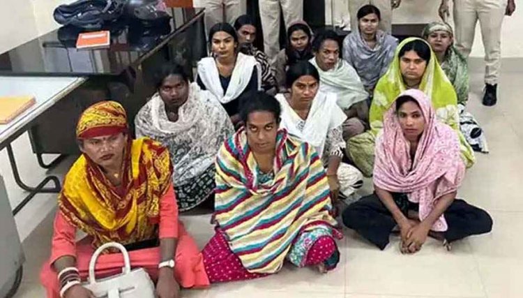 बिलासपुर-चेन्नई एक्सप्रेस में दबाव और बहस कर अवैध वसूली का आरोप, आरपीएफ ने 12 किन्नरों को किया गिरफ्तार, यात्रियों से मिली शिकायत पर एक्शन